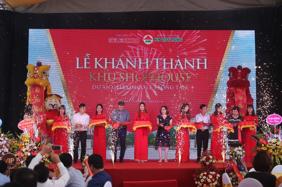 Với nỗ lực không ngừng nghỉ, Tập đoàn Geleximco đã xây dựng hơn 100 căn nhà phố thương mại theo phong cách Tân cổ điển Pháp với diện tích từ 75m2 – 170m2 đã chính thức được cắt băng khánh thành.