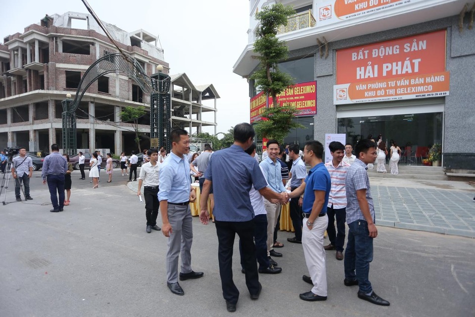 Theo nhận định nhiều nhà đầu tư có mặt tại sự kiện, shophouse Lê Trọng Tấn vừa kết hợp kinh doanh và để ở sẽ là cơ hội đầu tư hấp dẫn nhất khu vực phía Tây. Bởi dự án sở hữu vị trí đắc địa nằm ngay trên tuyến đường rộng Lê Trọng Tấn và các khu đô thị mới sầm uất đã và đang hình thành trong tương lai.