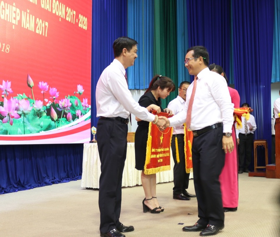 Bitex nhận cờ thi đua doanh nghiệp tiêu biểu xuất sắc - 1 Ông Nguyễn Văn Được - Phó Chủ tịch UBND tỉnh lên trao cờ thi đua cho đại diện Công ty BITEX - Ông Chu Quang Huy.