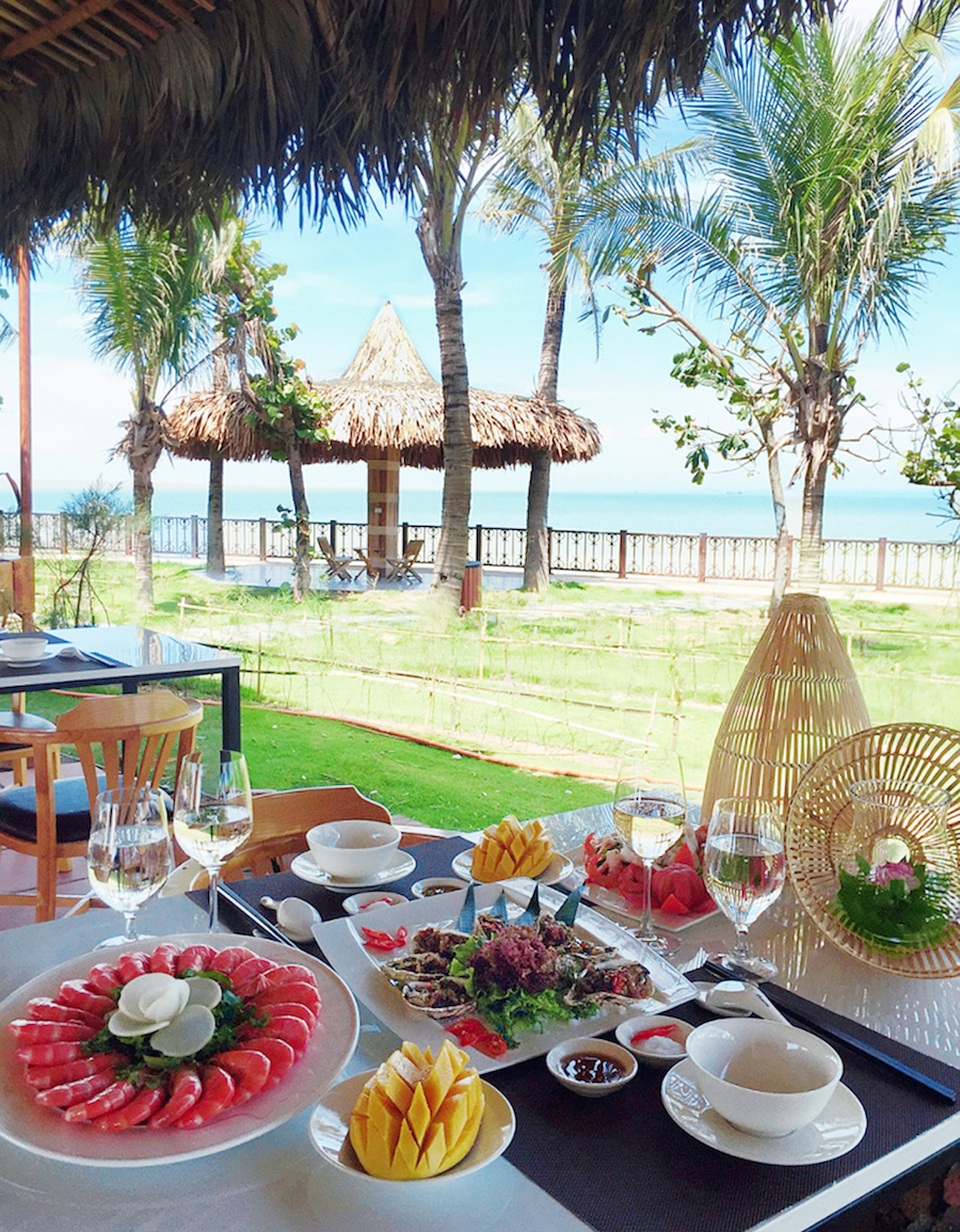 Khám phá nhà hàng hải sản mới toanh tại FLC Sầm Sơn - 1 Nhà hàng Hương Biển khai trương ngày 11/08/2018, chuyên phục vụ những món hải sản tươi ngon nhất với mức giá vừa túi tiền