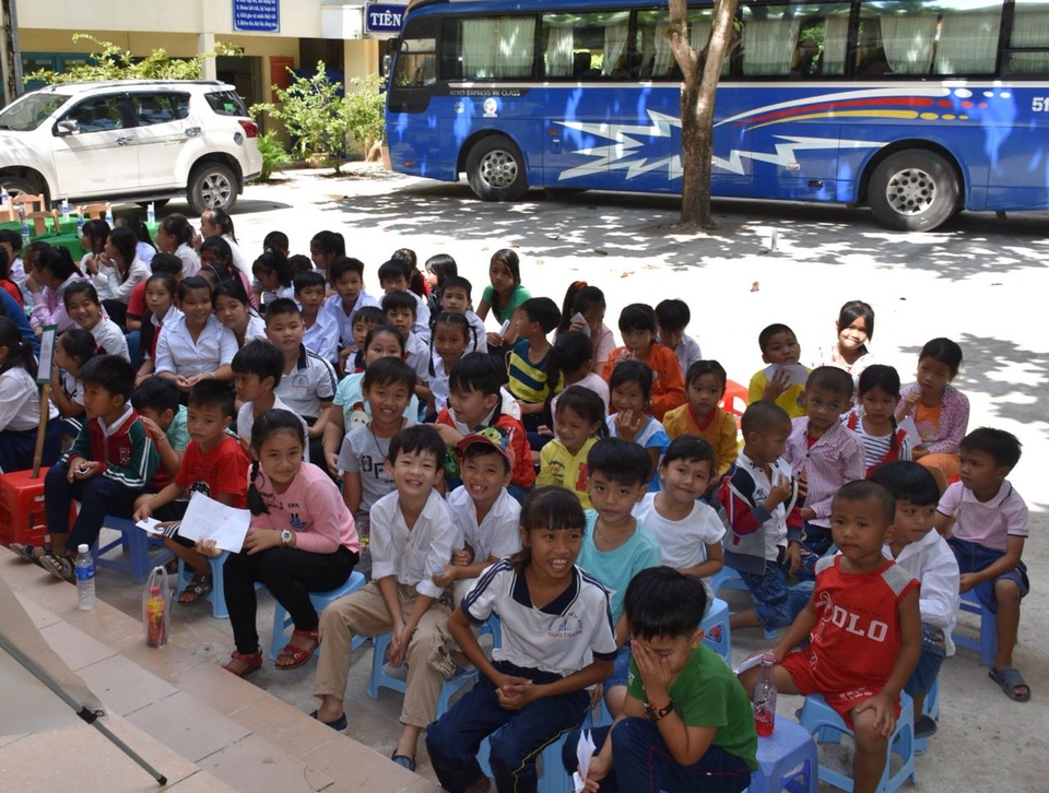 Trao yêu thương – Nâng bước đến trường - 3 Trao yêu thương – Nâng bước đến trường - 3