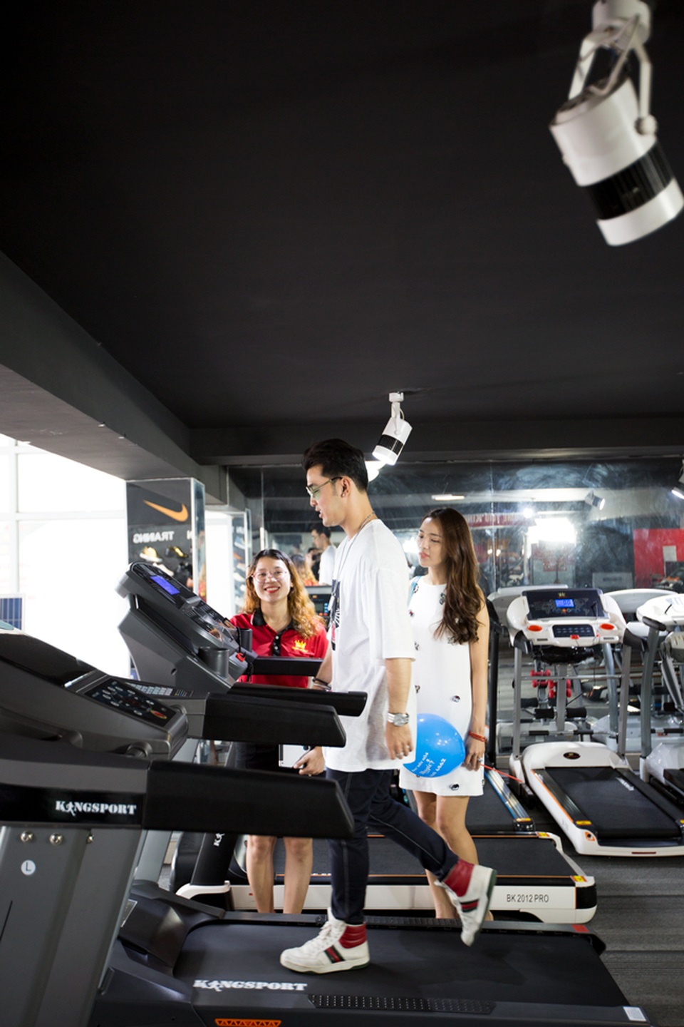 Giọng ca “Thà rằng như thế” cùng gia đình chọn mua máy tập thể dục - 2 Sau một thời gian lựa chọn, UHP quyết định thử chiếc máy mà anh ưng ý nhất.