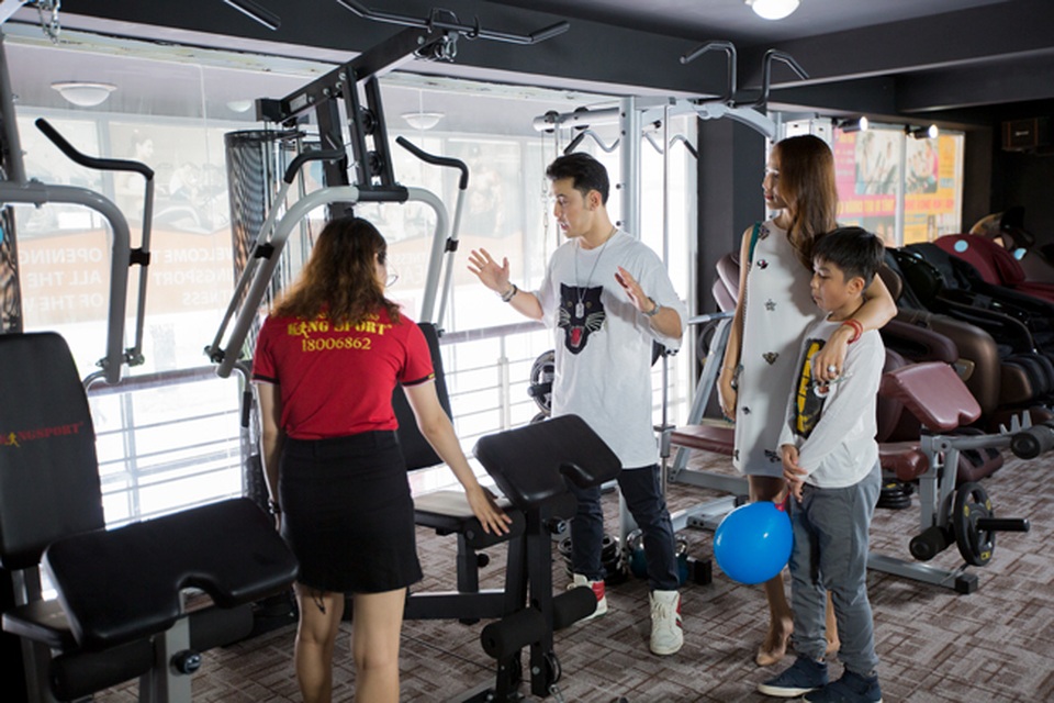 Giọng ca “Thà rằng như thế” cùng gia đình chọn mua máy tập thể dục - 3 UHP cho biết anh muốn mua giàn tạ để có thể cải thiện thể hình đẹp hơn, mạnh mẽ hơn, khỏe khoắn hơn.