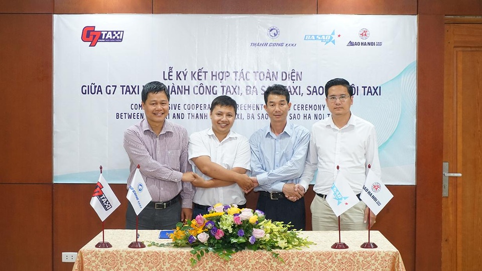 G7 taxi ra mắt, mở ra thời kỳ mới cho taxi truyền thống - 1 Đại diện 3 hãng taxi Thành Công, Ba Sao, Sao Hà Nội đã đạt được thỏa thuận chung và tham gia ký kết hợp đồng hợp tác toàn diện.