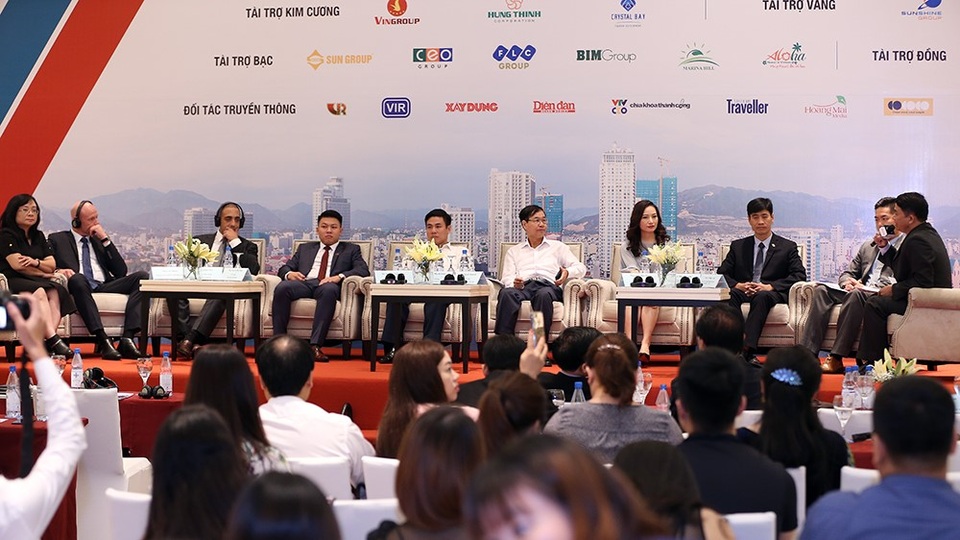 Chủ đầu tư dự án Marina Hill đồng hành cùng “Diễn đàn bất động sản du lịch biển Việt Nam 2018” - 1 Bà Lê Thị Tú Anh (góc ngoài cùng bên trái) đại diện chủ đầu tư dự án Marina Hill cùng các diễn giả tham dự phiên Tọa đàm bàn tròn.