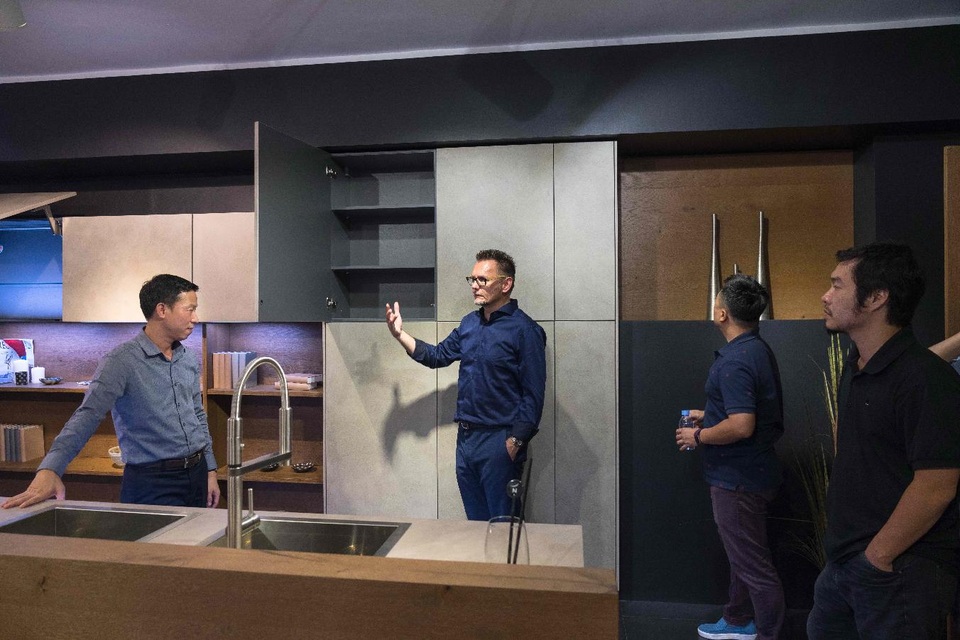 Eleganz mang tủ bếp Nolte tới thị trường Việt nam - 7 Ông Markus Zimmer giới thiệu về sự phong phú trong lựa chọn màu sắc của khoang tủ, một trong những điểm mạnh của Nolte Küchen