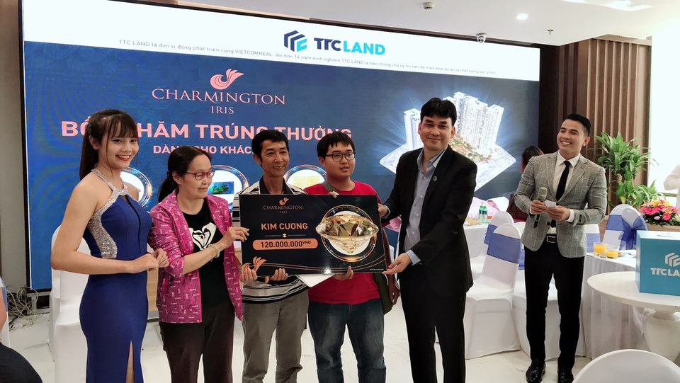Charmington Iris tiếp tục “cháy hàng” ngày đầu ra mắt - 1 Khách hàng Phan Thu Hà sở hữu căn hộ thuộc Block Iris Luxury và đã may mắn trúng kim cương trị giá 120 triệu đồng tại sự kiện do TTC Land tổ chức.