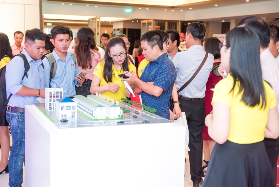Sự cố về điện: Nỗi lo không của riêng ai - 2 Khách hàng trải nghiệm ứng dụng HomeCare tại Lễ công bố các giải pháp công nghệ 4.0 – “Điện Quang sáng tạo cho ngôi nhà Việt”