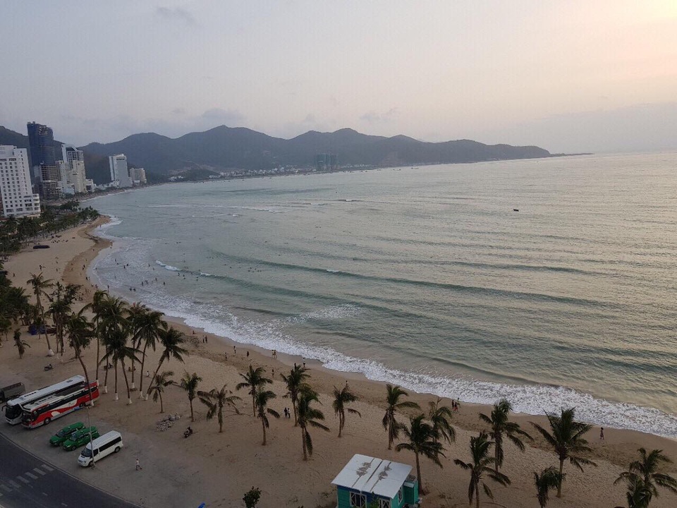 Vịnh Nha Trang có thể sánh ngang Vịnh San Francisco, Mỹ - 4 Bãi biển Nha Trang xanh biếc với bờ cát trắng trải dài nhìn từ ban công khách sạn