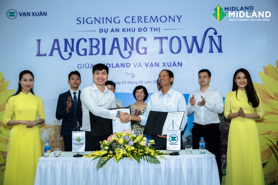 Lễ ký kết hợp tác dự án khu đô thị Langbiang Town giữa Midland và Vạn Xuân - 1 Midland “bắt tay” với Vạn Xuân trở thành nhà phân phối dự án KĐT Langbiang Town.