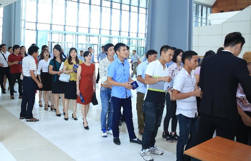Dòng người chen chân chứng kiến “Vua Bồn nước” - 1 Tại cả bốn sự kiện, từ rất sớm trước giờ buổi lễ chính thức bắt đầu đã có rất đông khách hàng tới xếp hàng chờ soát vé vào cửa để có nhiều thời gian thăm quan gian trưng bày sản phẩm.