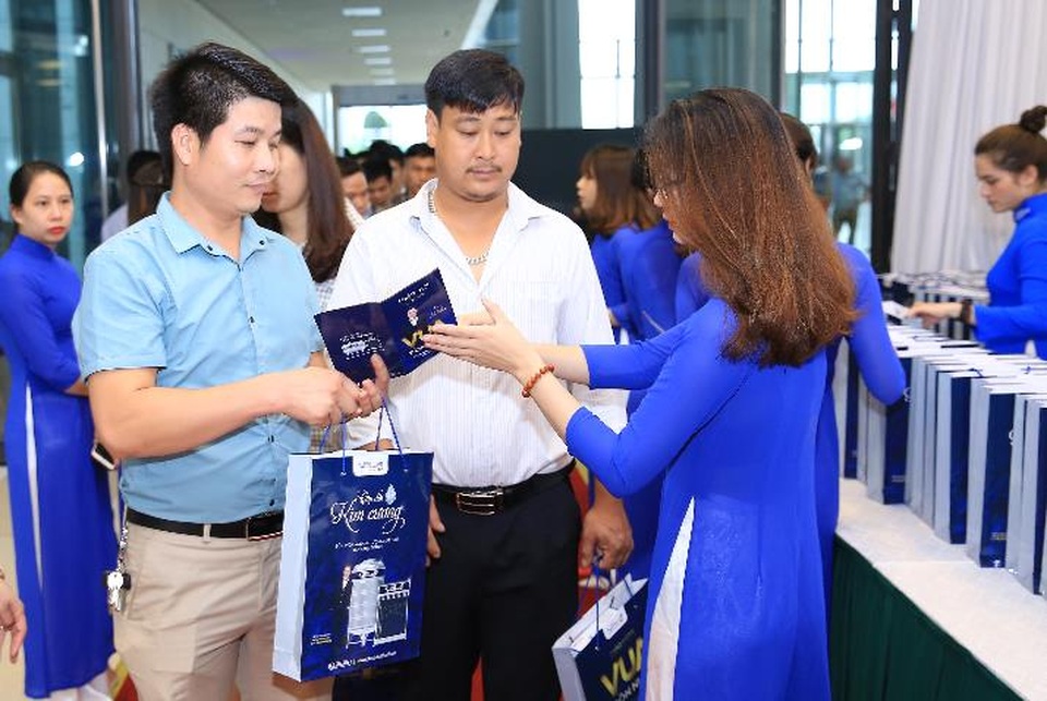 Dòng người chen chân chứng kiến “Vua Bồn nước” - 2 Thành viên Ban tổ chức trong tà áo dài mang màu sắc Tân Á Đại Thành hoạt động hết công suất để tiếp đón khách.