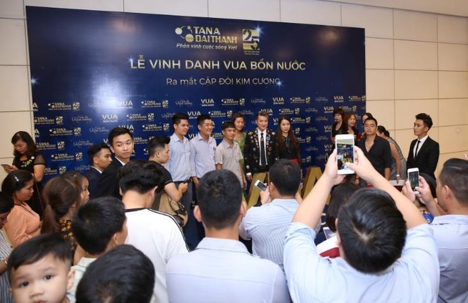 Dòng người chen chân chứng kiến “Vua Bồn nước” - 3 Backdrop chụp hình sang trọng như các sự kiện giải trí với cơ hội chụp hình cùng Đại sứ Thương hiệu Vua Bồn nước - ca sỹ Đàm Vĩnh Hưng - là khu vực tập trung đông đảo khách mời.
