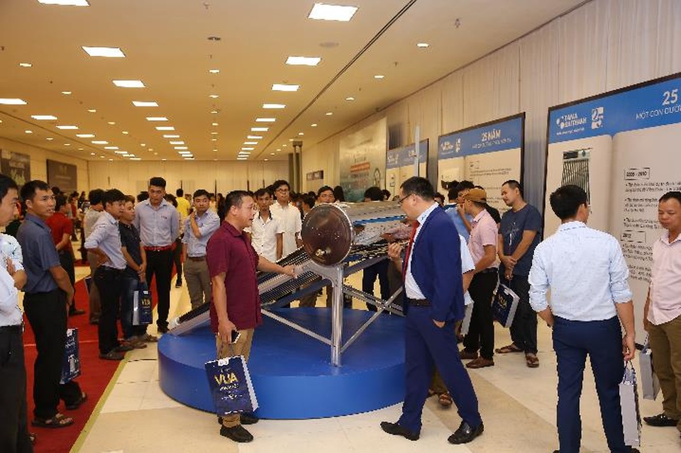 Dòng người chen chân chứng kiến “Vua Bồn nước” - 4 Dòng người chen chân chứng kiến “Vua Bồn nước” - 4