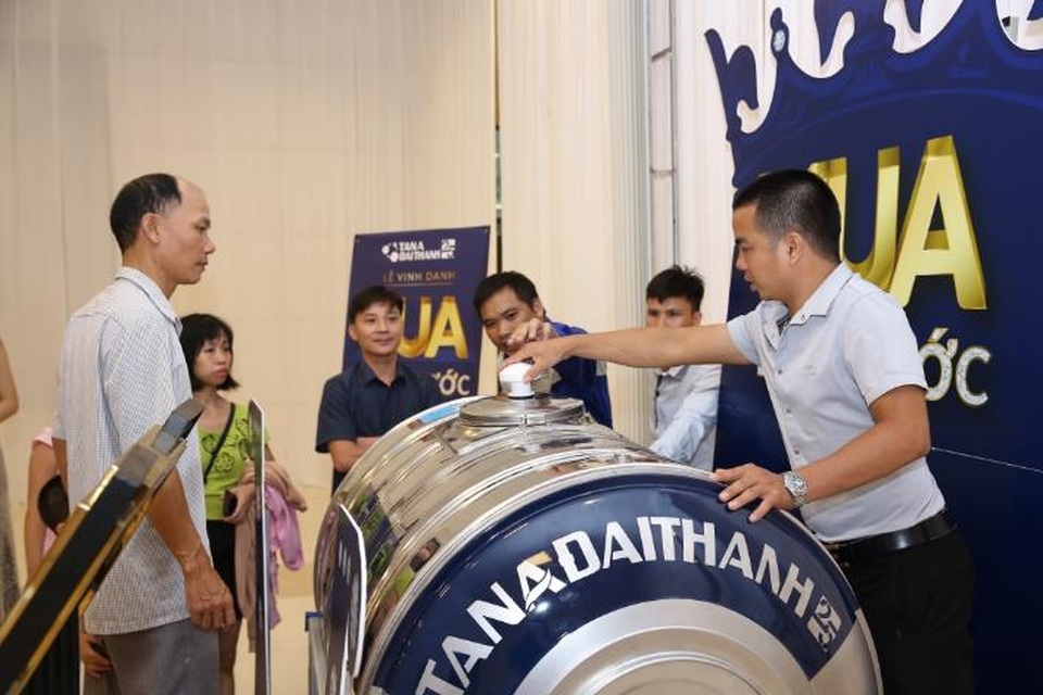 Dòng người chen chân chứng kiến “Vua Bồn nước” - 5 Dòng người chen chân chứng kiến “Vua Bồn nước” - 5