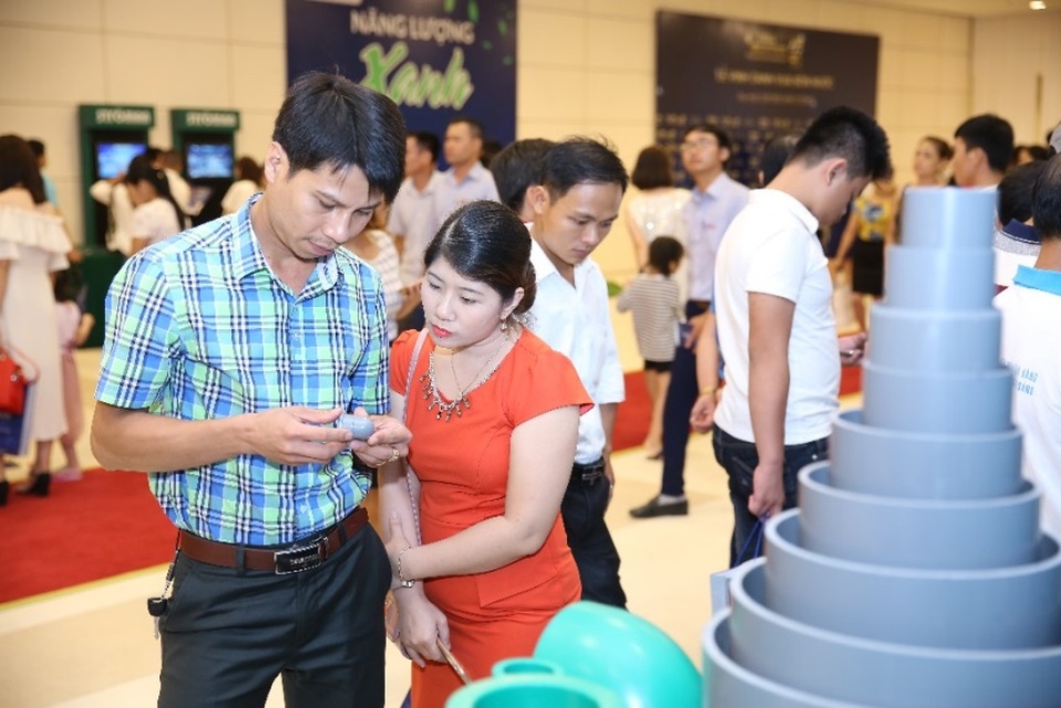 Dòng người chen chân chứng kiến “Vua Bồn nước” - 6 Khách tham quan đã bày tỏ sự quan tâm tới sản phẩm của Tân Á Đại Thành.