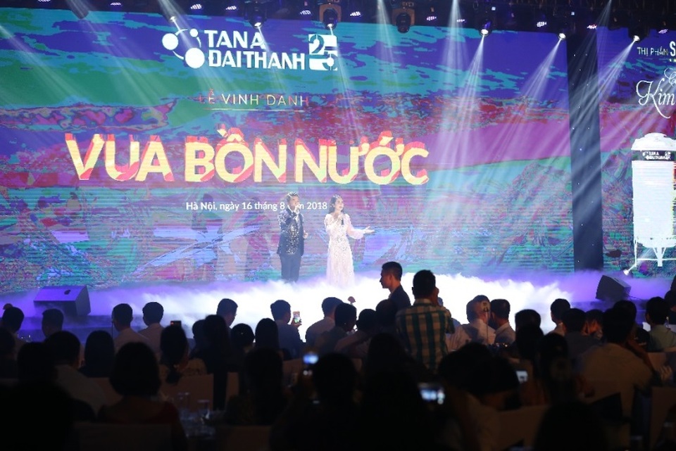 Dòng người chen chân chứng kiến “Vua Bồn nước” - 7 Sau khi tham quan triển lãm, khách hàng tập trung tại khán phòng để thưởng thức liveshow của ca sỹ Đàm Vĩnh Hưng.