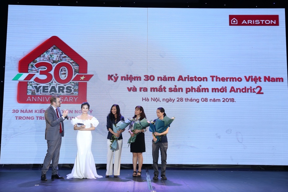 Ariston chính thức ra mắt ANDRIS2 – đỉnh cao tuyệt tác trong lĩnh vực bình nước nóng - 4 Đại diện nhân viên gắn bó gần 30 năm với Ariston nhận hoa chúc mừng từ ông Emanuele Giommi – Tổng giám đốc Ariston Thermo Việt Nam.