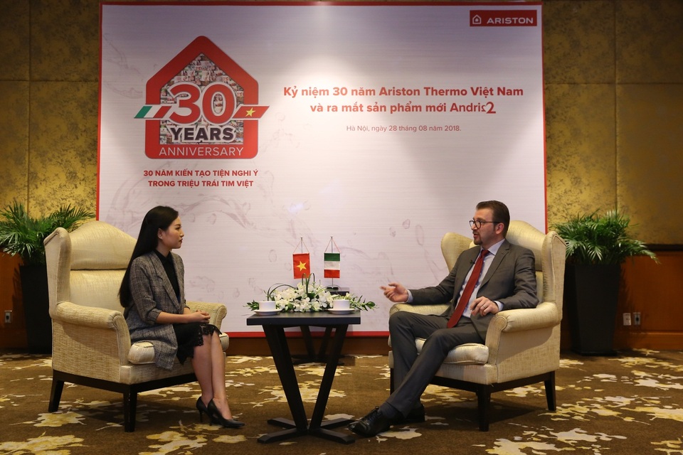 Ariston chính thức ra mắt ANDRIS2 – đỉnh cao tuyệt tác trong lĩnh vực bình nước nóng - 7 Tổng giám đốc Ariston Thermo Việt Nam - ông Emanuele Giommi khẳng định: “Quãng đường 30 năm cho một thương hiệu không phải quá dài nhưng cũng đủ để khẳng định uy tín của Ariston trong lòng người tiêu dùng Việt. Trong thời gian tới, Ariston Việt Nam sẽ tiếp tục đẩy mạnh đầu tư nghiên cứu để phát triển các sản phẩm mới, đáp ứng tối đa nhu cầu sử dụng ngày càng cao của thị trường và tiếp tục củng cố vị thế là thương hiệu dẫn đầu ngành hàng”.