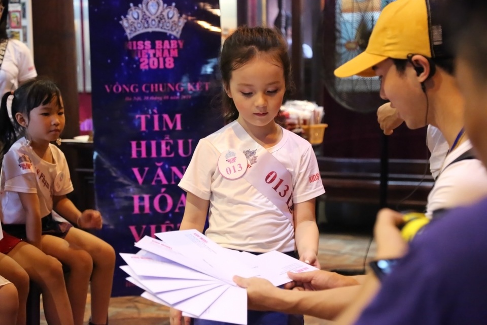 MISS BABY VIỆT NAM 2018 - Các thí sinh nhí học tìm hiểu văn hóa Việt tại Văn Miếu - Quốc Tử Giám - 5 MISS BABY VIỆT NAM 2018 - Các thí sinh nhí học tìm hiểu văn hóa Việt tại Văn Miếu - Quốc Tử Giám - 5