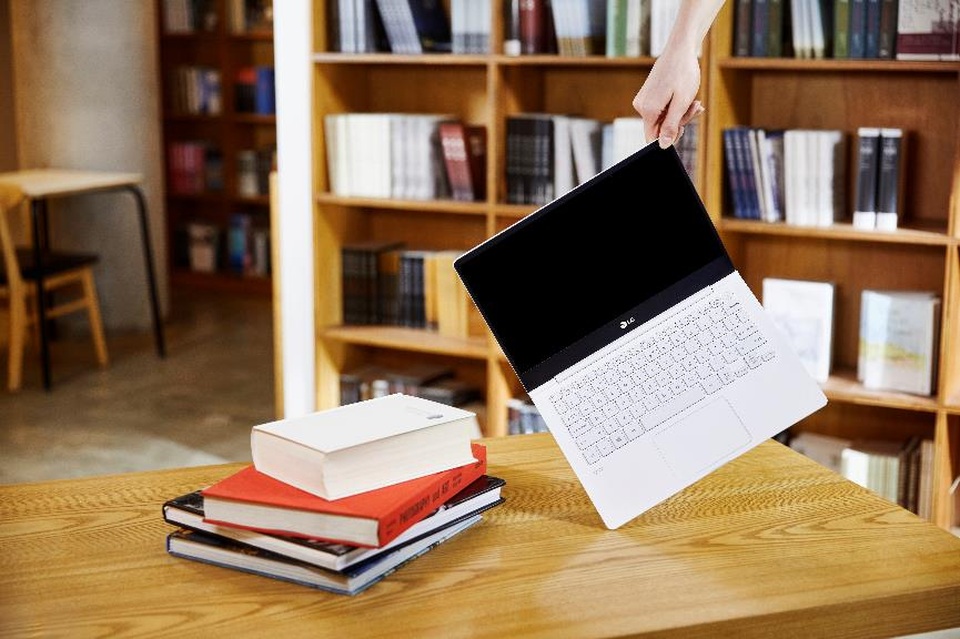 Ra mắt thế hệ mới LG gram 2018 - đối thủ cạnh tranh đáng gờm của MacBook Air - 3 Ra mắt thế hệ mới LG gram 2018 - đối thủ cạnh tranh đáng gờm của MacBook Air - 3