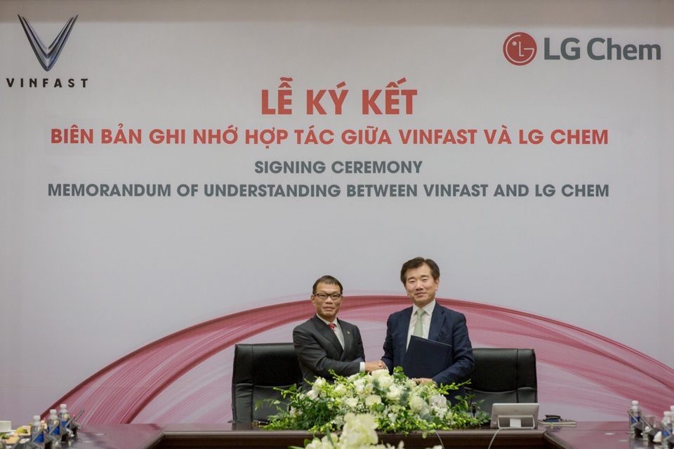 VinFast và LG Chem hợp tác sản xuất pin tiêu chuẩn quốc tế - 1 Ông Võ Quang Huệ - Phó Tổng giám đốc Tập đoàn Vingroup (trái) và ông Jong Hyun Kim (phải) – Chủ tịch Công ty Giải pháp năng lượng thuộc LG Chem ký thỏa thuận hợp tác.