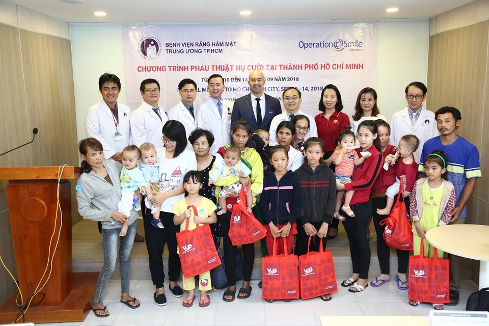 Quỹ vì tương lai tươi sáng VUS mang lại nụ cười xinh cho 120 trẻ - 1 Đại diện VUS cùng các bác sĩ BV Răng Hàm Mặt Trung ương, Operation Smile tặng quà cho các trẻ tham gia đợt phẫu thuật lần này