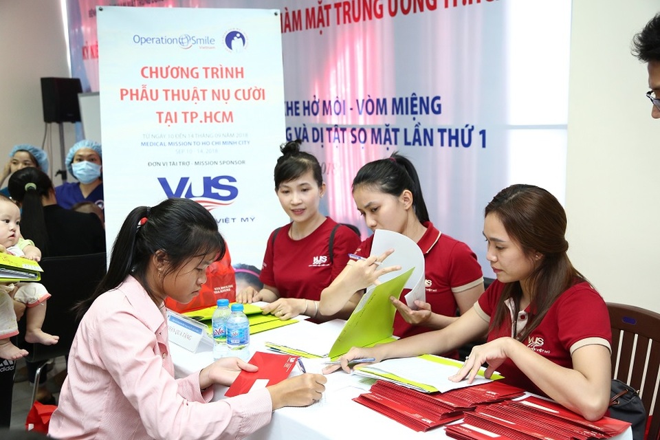 Quỹ vì tương lai tươi sáng VUS mang lại nụ cười xinh cho 120 trẻ - 3 Phụ huynh VUS chung tay hỗ trợ hoạt động nhân ái