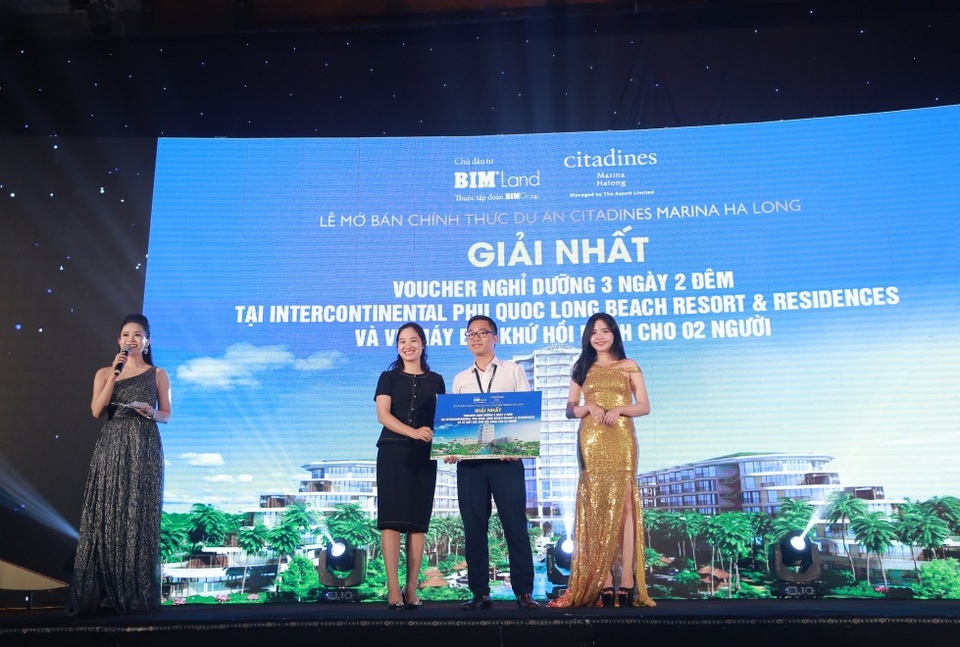 Khách hàng may mắn nhận giải trong chương trình bốc thăm may mắn tại sự kiện