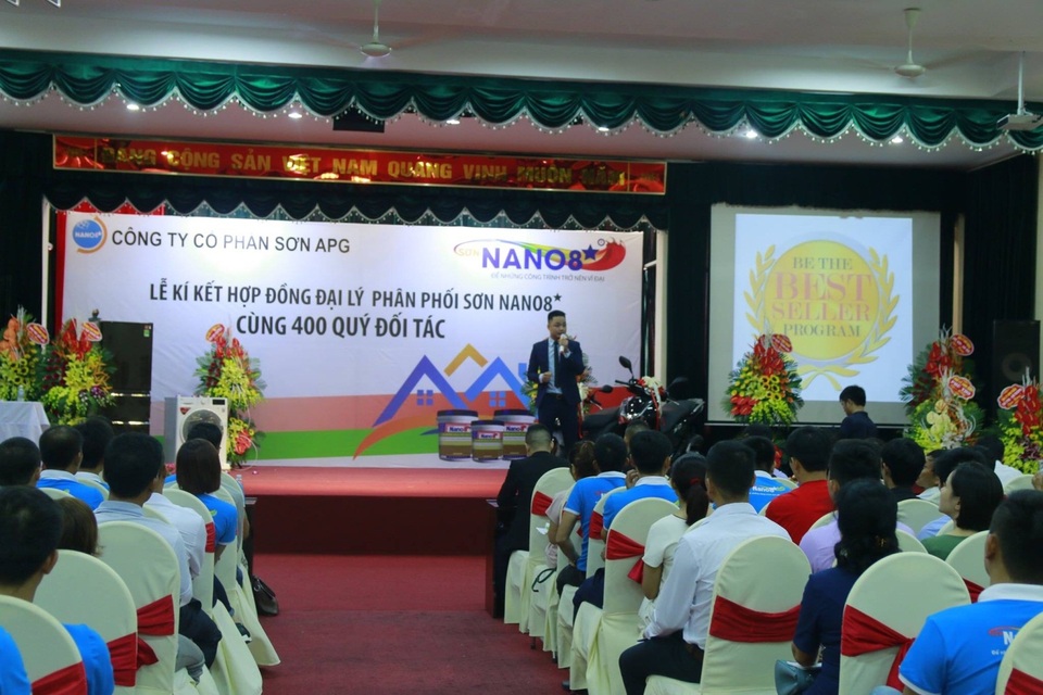 Nguyễn Thanh Tùng – CEO bản lĩnh xây dựng hệ thống bằng cả tâm, tài và tầm - 2 Hình ảnh Nguyễn Thanh Tùng làm việc tại Công ty CP Sơn APG.