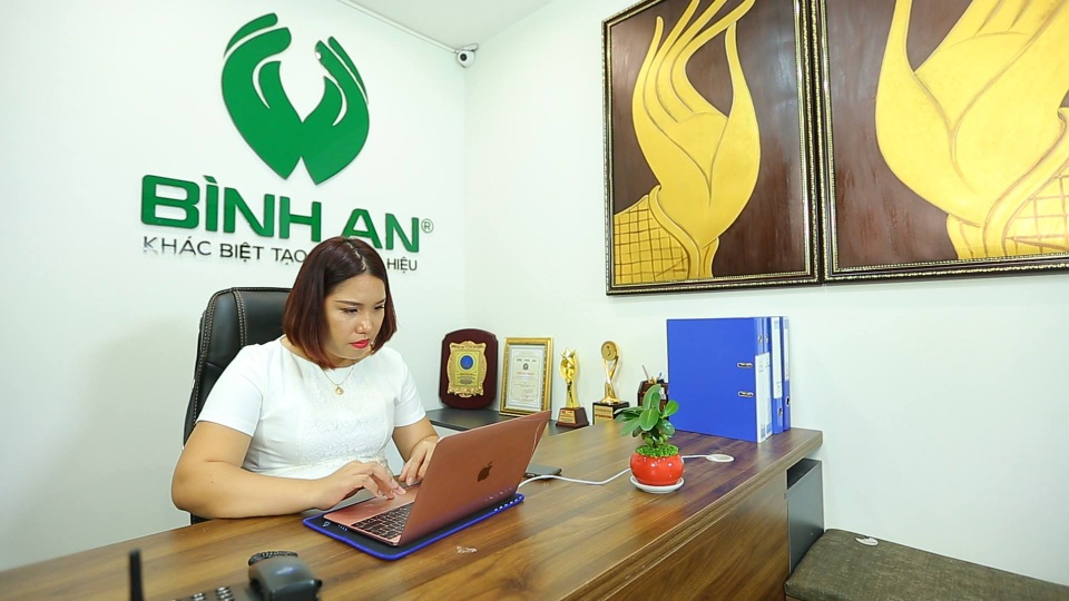 Công ty TNHH SXDV và TM Bình An cam kết thực hiện đúng quy định của Cục An toàn thực phẩm - 1 Bà Nguyễn Thị Thùy Linh - Tổng giám đốc Công ty TNHH sản xuất dịch vụ và thương mại Bình An.