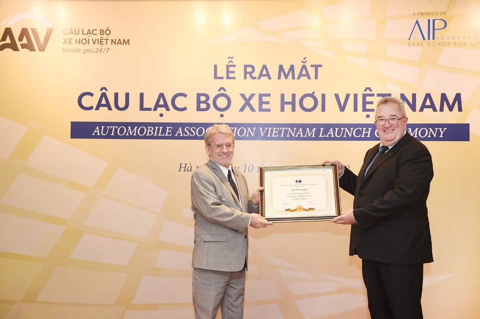Câu lạc bộ xe hơi Việt Nam chính thức hoạt động - 2 Ông Mike Noon trao giấy chứng nhận thành lập cho ông Greig Craft