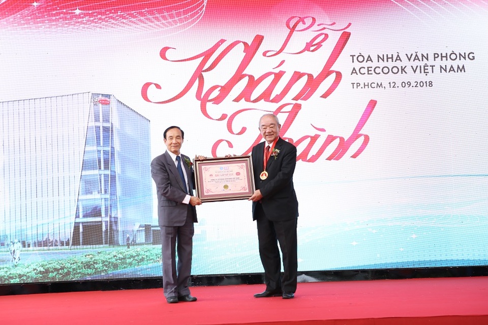 Kỷ lục Việt Nam: Sản phẩm mì ăn liền được tiêu thụ nhiều nhất Việt Nam - 2 Ông Kajiwara Junichi - Tổng giám đốc Công ty cổ phần Acecook Việt Nam nhận bằng khen