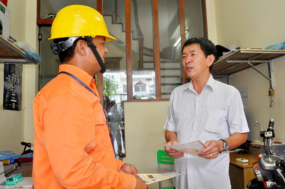EVN HANOI khuyến cáo sử dụng điện an toàn trong những ngày mưa bão - 2 Tăng cường tuyên truyền đến người dân không để xảy ra sự cố vi phạm hành lang an toàn điện