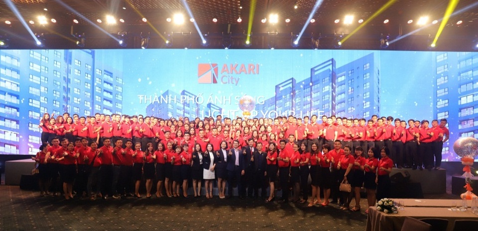 Các chuyên viên tư vấn DKRA Vietnam hừng hực khí thế tại Lễ ký kết hợp tác phân phối dự án Khu đô thị ánh sáng Akari City.