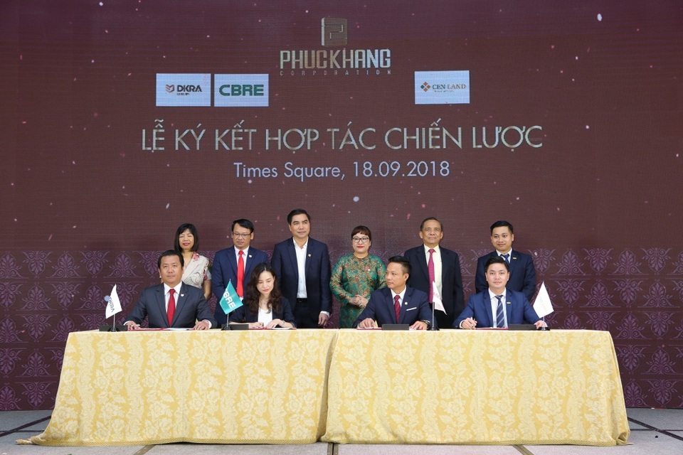 Phúc Khang chọn DKRA Vietnam phân phối chủ lực Rome Diamond Lotus - 2 Phuc Khang Corporation và DKRA Vietnam cùng các đối tác thực hiện nghi thức ký kết hợp tác chiến lược.
