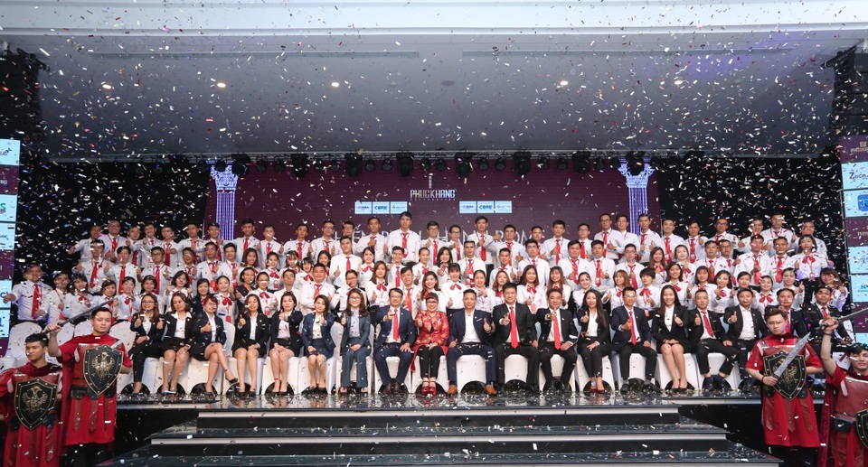 Phúc Khang chọn DKRA Vietnam phân phối chủ lực Rome Diamond Lotus - 3 Ban lãnh đạo Phuc Khang Corporation, DKRA Vietnam và các chuyên viên sales DKRA Vietnam tại chương trình huấn luyện bán hàng dự án Rome Diamond Lotus.