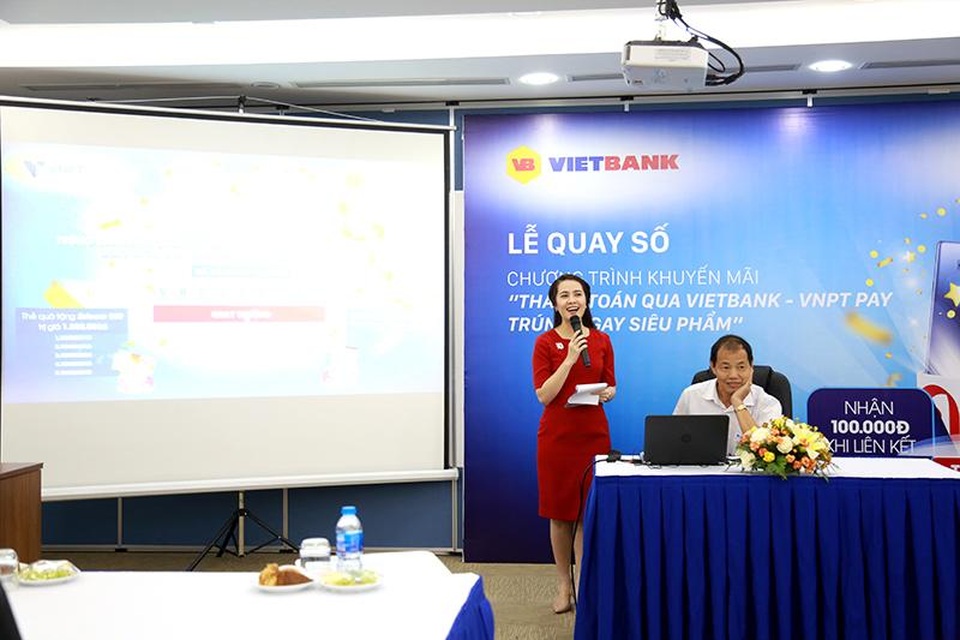 Những khách hàng đầu tiên trúng “Thanh toán qua Vietbank-VNPT Pay trúng ngay siêu phẩm” - 3 Ông Nguyễn Văn Thắng- Trưởng đại diện VNPT-Media tại miền Nam thực hiện quay số tìm ra chủ nhân của giải thưởng đặc biệt tại lễ quay số đợt 1