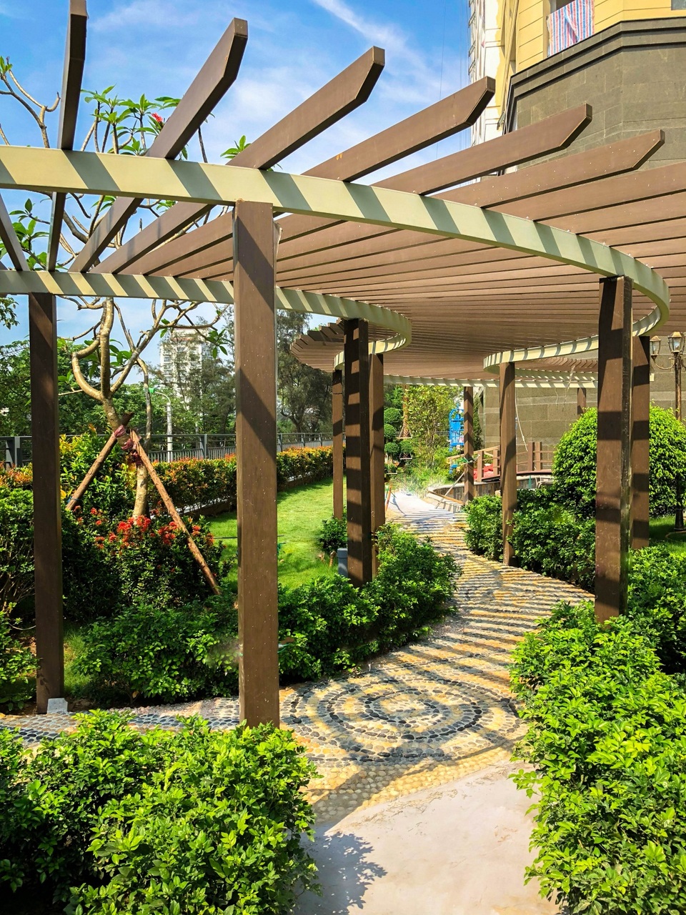 Hệ cảnh quan sân vườn xung quanh dự án đã được hoàn thiện sẵn sàng chào đón cư dân