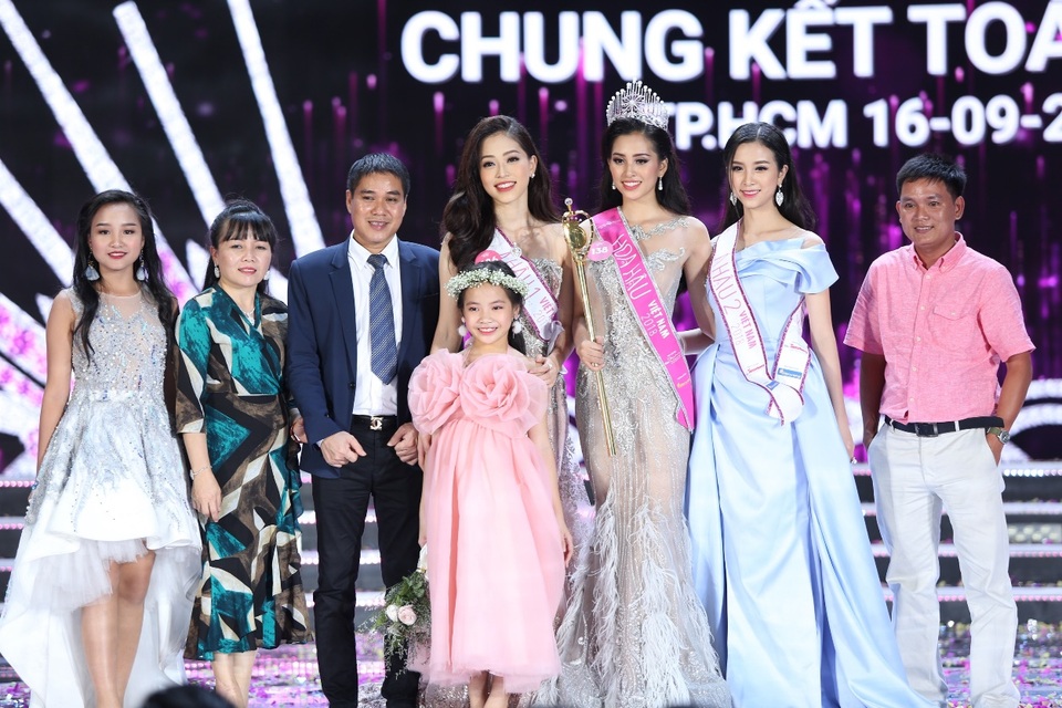 Thép Nam Kim – Khẳng định vị thế trên thị trường quốc tế và tích cực đẩy mạnh truyền thông - 3 Ông Nguyễn Quốc Phong (áo vest xanh) - Phó TGĐ Công ty CP Thép Nam Kim, thương hiệu Tôn Nam Kim cùng gia đình đã có mặt tại đêm Chung kết Toàn Quốc Hoa hậu Việt Nam 2018.