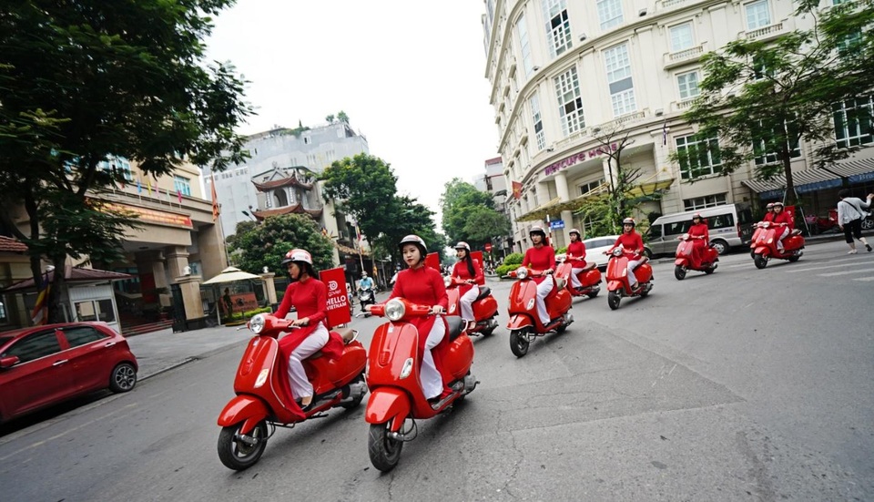 Áo đỏ em đi giữa phố đông