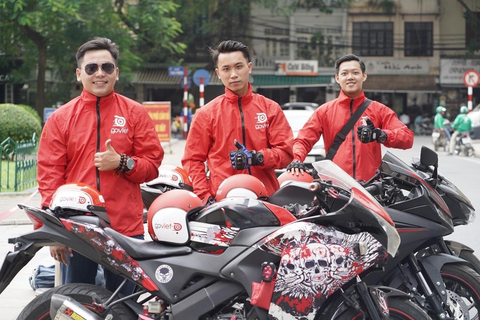 Nụ cười tươi của tài xế áo đỏ đã trở thành Thương hiệu