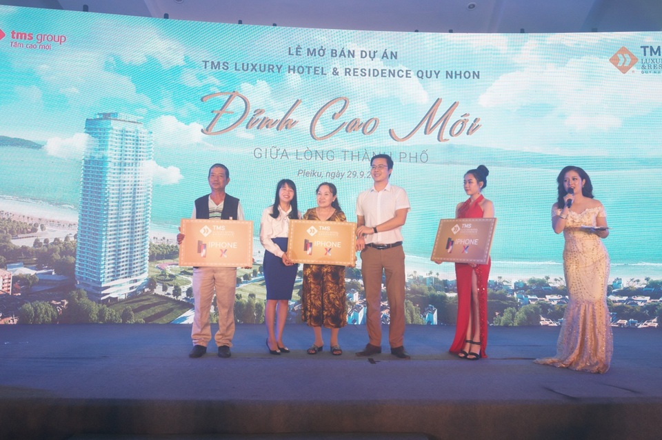 Thị trường BĐS Gia Lai “bùng nổ” với sự xuất hiện của TMS Luxury Hotel & Residence Quy Nhon - 3 Trao thưởng Iphone X cho khách hàng đặt cọc thành công tại sự kiện