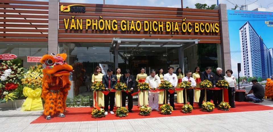 Vùng ven khu Đông Tp.HCM: Tâm điểm thu hút nhà đầu tư - 2 Nhà mẫu xây dựng ngay tại dự án, ngay mặt tiền đường lớn