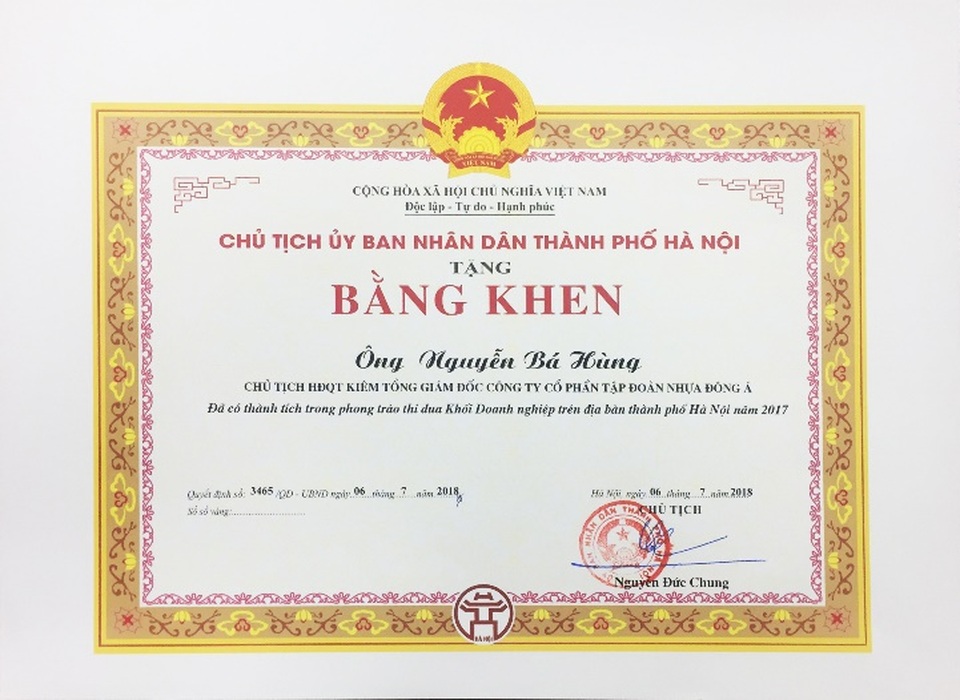 Tập đoàn Nhựa Đông Á vinh dự đón nhận Cờ thi đua toàn diện của UBND Thành phố Hà Nội năm 2017 - 2 Ông Nguyễn Bá Hùng nhận bằng khen của Chủ tịch UBND Thành phố Hà Nội trao tặng
