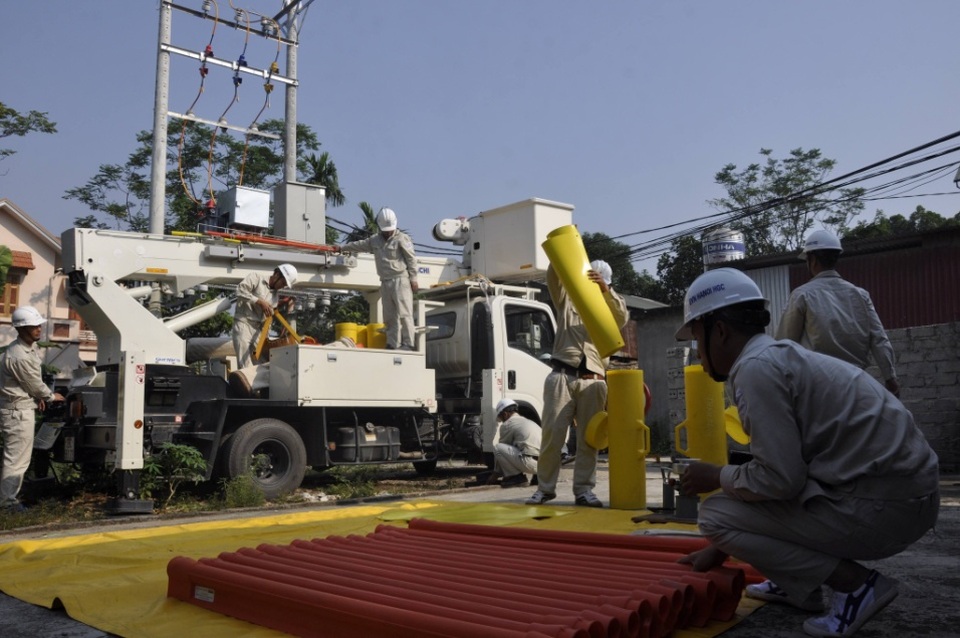 Ngỡ ngàng trước phương pháp sửa chữa điện hiện đại của EVN HANOI - 3 Công việc tiếp xúc trực tiếp với điện áp cao đòi hỏi người thợ phải tuân thủ những quy trình nghiêm ngặt về an toàn.