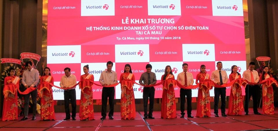 Vietlott đã đạt 3/4 chặng đường phủ sóng cả nước - 1 Đại diện Vietlott và ông Lê Văn Sử - Phó Chủ tịch tỉnh Cà Mau (áo ghi đứng giữa) cắt băng khai trương tại Cà Mau