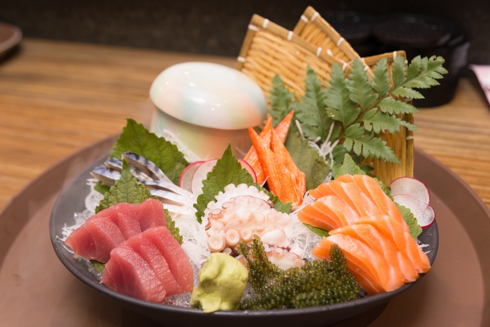 Nhà hàng thịt nướng Hàn Quốc nào ở Sài Gòn chuẩn vị? - 3 Sushi tổng hợp với cá ngừ, cá hồi, cá basa, thanh cua, rong nho, bạch tuột và trang trí bằng đá khói.