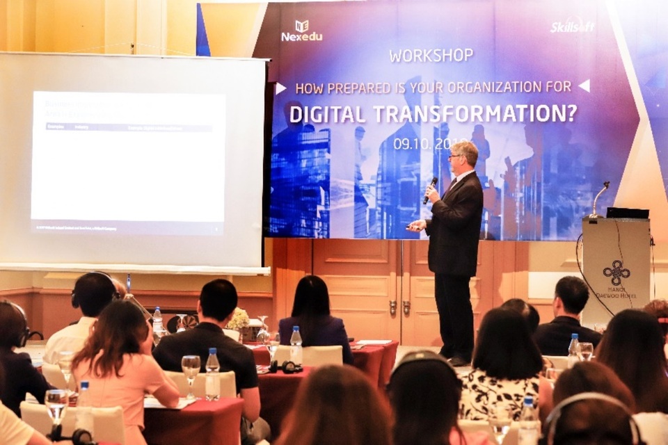 Digital skill – bài toán mới cho phát triển nhân lực - 1 Mike Wells có hơn 20 năm nắm giữ vai trò Giám đốc đào tạo khu vực châu Á Thái Bình Dương của các tập đoàn Hewlett Packard và Compaq.