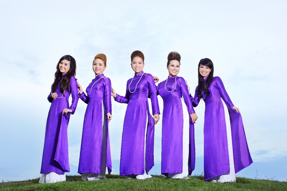 “Đẳng Cấp Nghệ Thuật Nail” đêm hội tụ của những niềm đam mê tạo nên đẳng cấp. - 6 Pang Mỹ Nguyên (bên trái) trong hình ảnh 5 chị em nhà Pang.